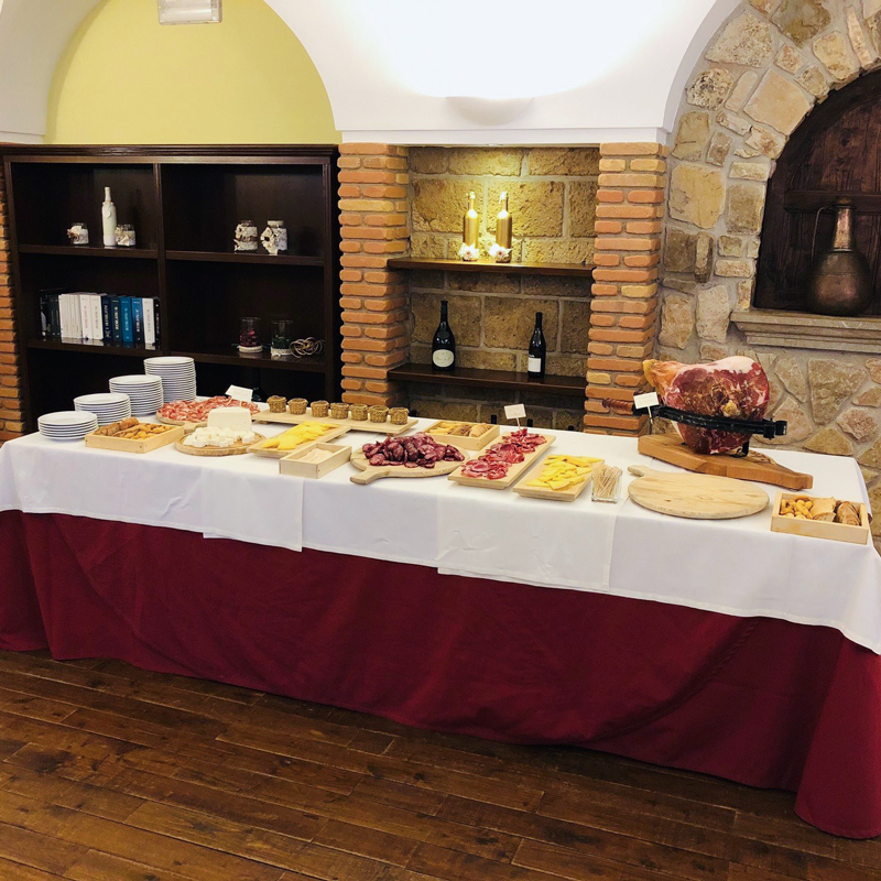 Salumi e formaggi per degustazione in cantina