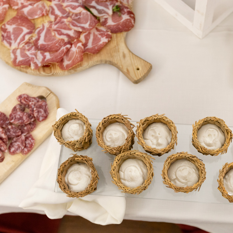 Salumi e formaggi per degustazione in cantina