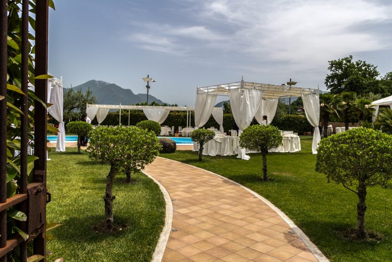 I giardini di Villa Calvo appena varchi la soglia del portico